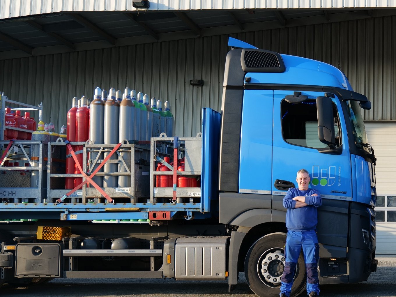 Wurzel-LKW beladen mit Gasflaschen vor dem Lager in Elze.