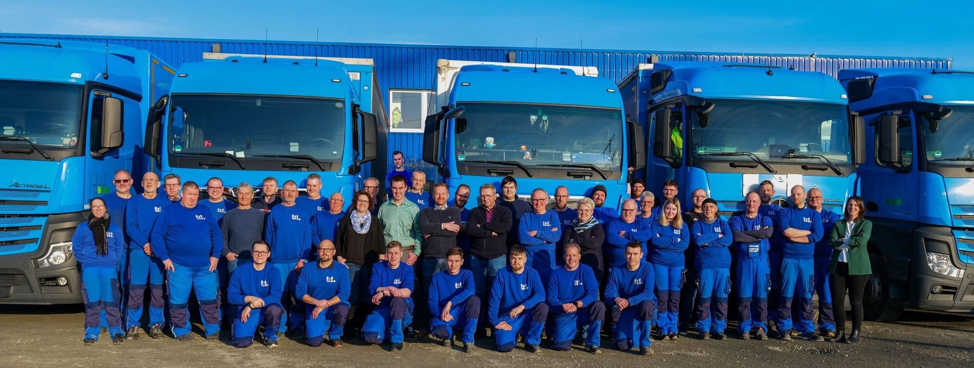 Das Team der Wurzel Spedition vor der Fahrzeugflotte in Elze